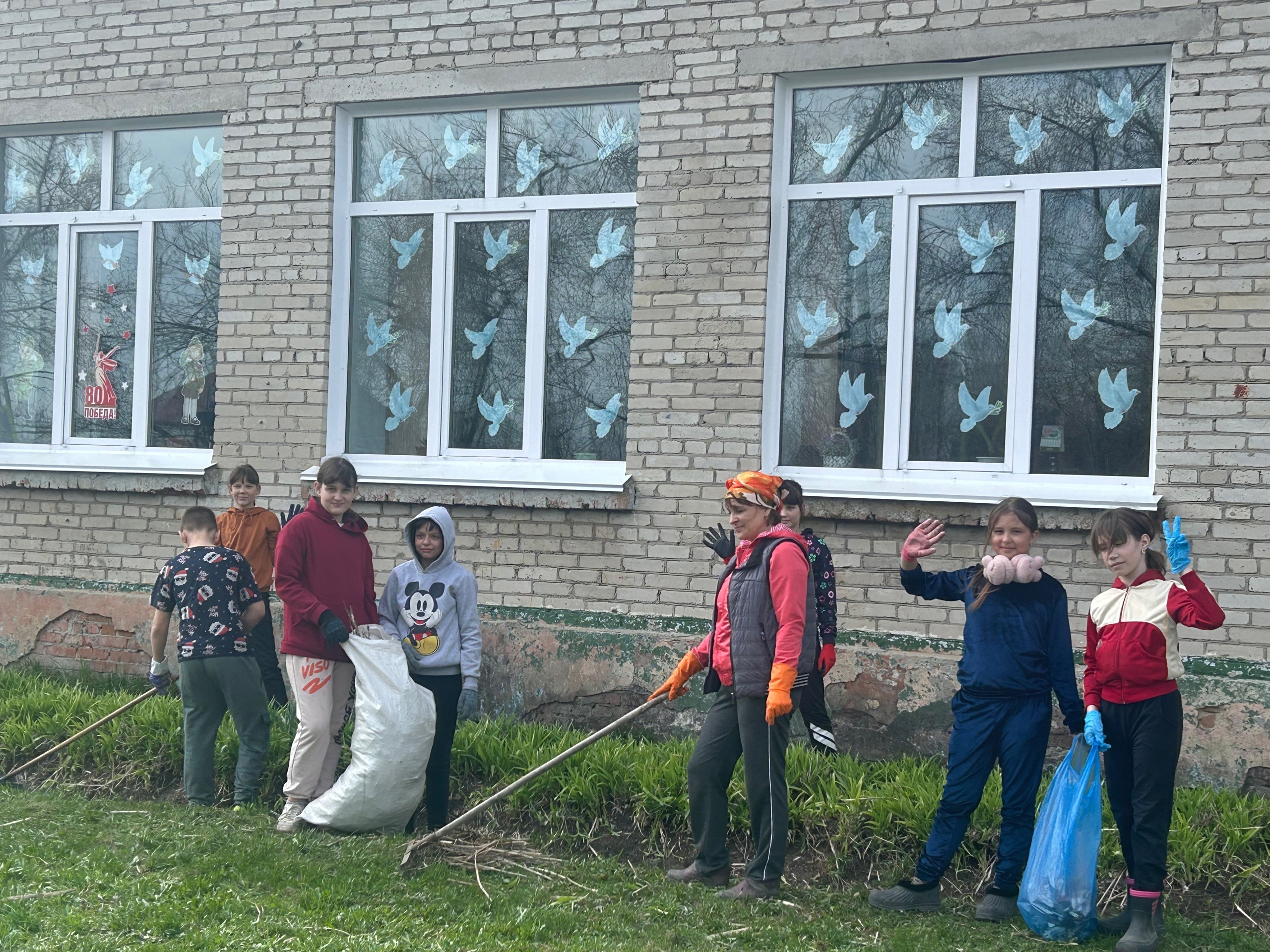 Жители Межениновского поселения приняли участие во Всероссийском субботнике.
