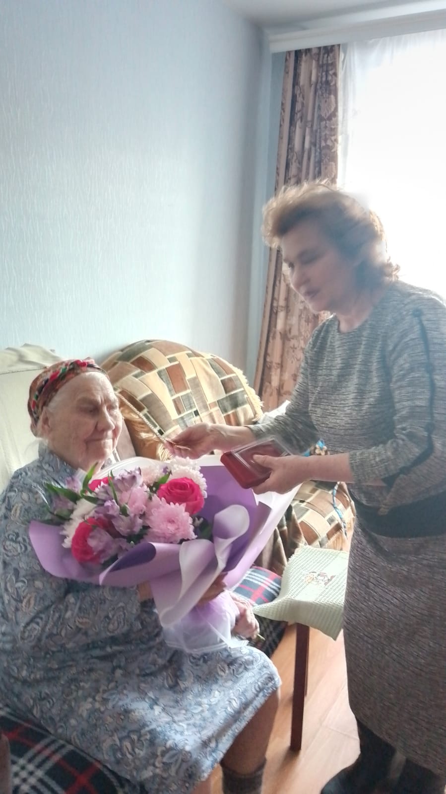 Вручение юбилейных медалей труженикам тыла в честь 80-летия Победы в Великой Отечественной войне.